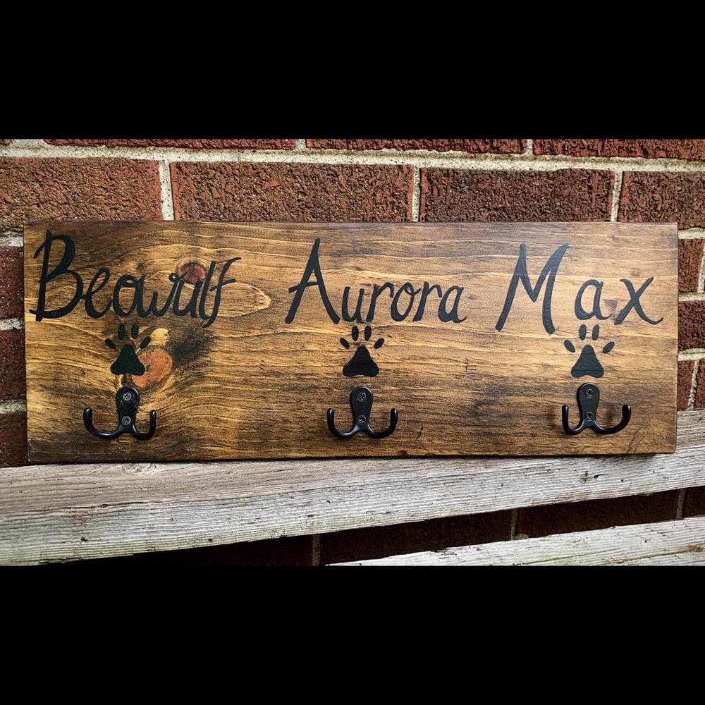 Wood leash hanger